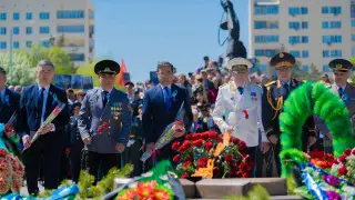 В области Абай возложили цветы к Вечному огню