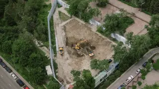 Алматинцы возмутились строительством кафе в сквере имени Молдагуловой и Маметовой