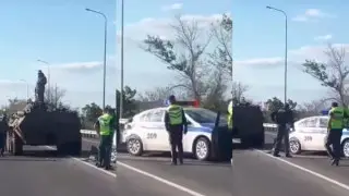 БТР и инспектор патрульной полиции не поделили дорогу в Уральске. Видео