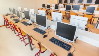 В семи школах на уроках смотрели "фильмы для взрослых" - прокуратура ВКО