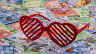 Только в двух регионах Казахстана женщины "богаче" мужчин