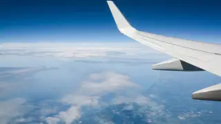 Самолет переехал человека в российском городе