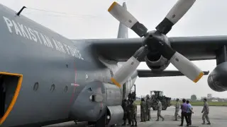 Военный самолет эвакуирует пакистанских студентов после беспорядков в Бишкеке