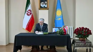 Президент Токаев посетил посольство Ирана в Казахстане и оставил запись в книге соболезнований