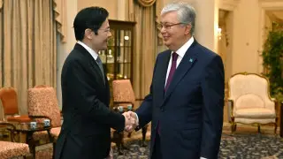 Токаев пригласил премьера Сингапура посетить Казахстан
