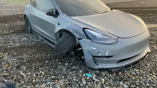 Автопилот Tesla едва не убил водителя, направив авто на движущийся поезд