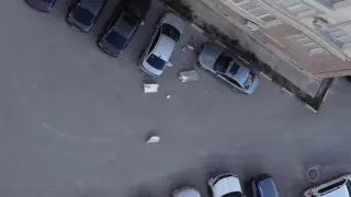 Карниз рухнул с крыши многоэтажки на автомобили в Актау