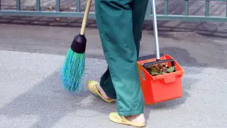 Уборка дворов в Алматы: кто отвечает и куда жаловаться