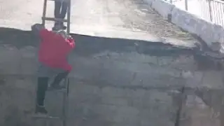 В Костанайской области люди два месяца перебираются через глубокий обрыв, чтобы добраться до райцентра