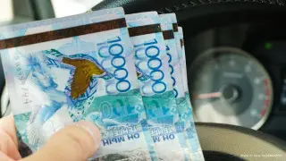 Полицейских сняли на видео во время получения взятки в Алматы