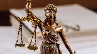 Казахстанка просила оправдать обвиняемых в изнасиловании ее дочери: суд вынес приговор