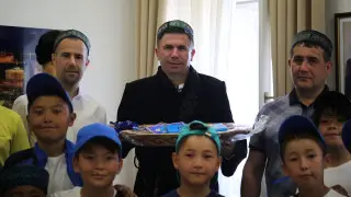 Звезда мадридского "Реала" пообщалась с юными шымкентскими футболистами