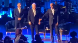 Обаме пришлось уводить за руку застывшего на сцене Байдена