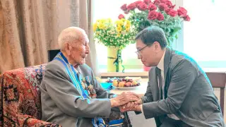 Аким Алматы поздравил ветерана войны Шангерея Жаныбекова с вековым юбилеем