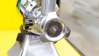 Помогал крутить фарш: ребенку оторвало пальцы в мясорубке