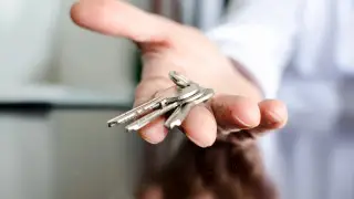 Выселять семьи с детьми в отопительный сезон запретили в Казахстане