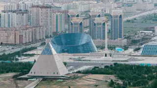 Парковать автомобили вдоль центральных улиц временно запретили в Астане