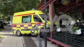 Скорая помощь врезалась в летник ресторана в Алматы