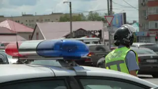 Грузовик снес ограждения и несколько частных строений в Алматы