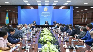 Развитие Шымкента обсудил спикер сената с депутатами маслихата