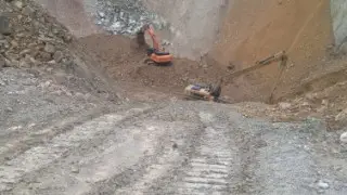 Автобус с людьми ушел под землю: появились подробности поисков пропавших