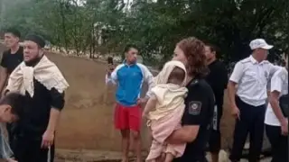 Фото босой сотрудницы милиции Кыргызстана с ребенком на руках стало вирусным