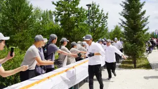 Мировой рекорд по приготовлению самой длинной "Филадельфии"