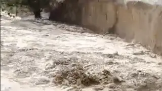 Сильный поток воды после дождя смыл грузовик с дороги в Кегене