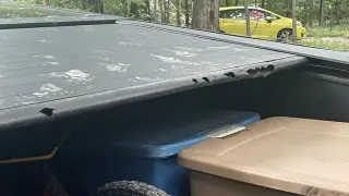 Еноты испортили Tesla Cybertruck, перепутав его с мусорным баком