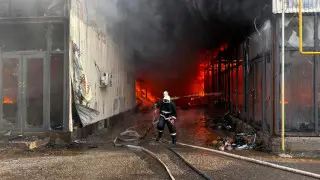 Крупный пожар на алматинской барахолке: не исключается версия поджога