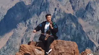 "Стоит ли так рисковать?" Казахстанский кобызист сыграл на Шымбулаке