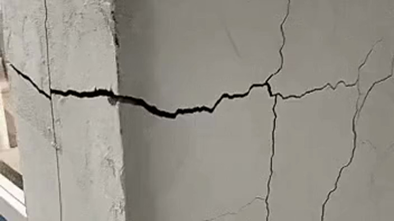 Трещины в доме. Кадр из видео