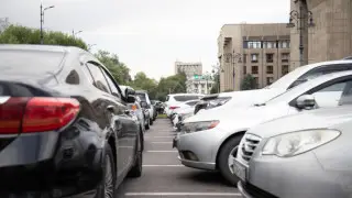 Можно ли парковаться во втором ряду на аварийках: Какой штраф придется за это заплатить