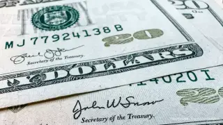 Доллар подешевел на 5 тенге в Казахстане