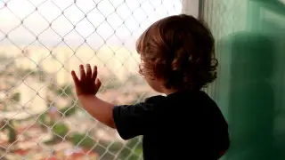 Трехлетний мальчик выпал из окна четвертого этажа в Рудном