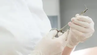 Наложили 18 швов: ребенок травмировался на детской площадке в Караганде