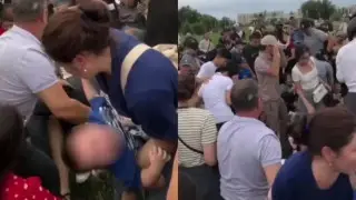 Жители Актобе устроили давку из-за бесплатных билетов