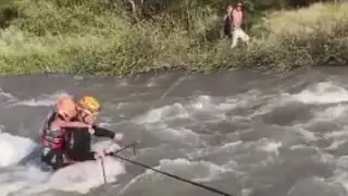 Сквозь бурный поток: спасение семьи попало на видео в Тургене