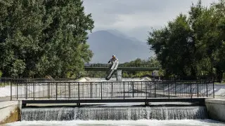 Немецкий вейкбордист совершил экстремальный спуск по Большой Алматинке