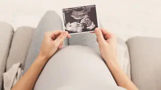 12-летняя девочка, родившая ребенка, продолжит учебу в школе