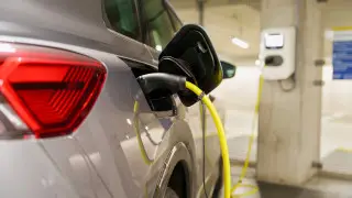 Когда можно будет заряжать электромобили в паркингах, ответили в МЧС