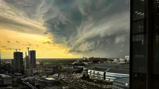 Гигантское облако необычной формы попало на фото в Астане