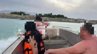 Катамаран с людьми перевернулся на Алаколе