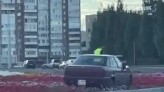 Пьяный водитель заехал на клумбу кольцевого движения в Усть-Каменогорске. Видео