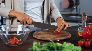 Казахстанка случайно проткнула себе печень кухонным ножом