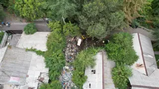 Почти 40 тонн: женщина годами собирала мусор и превратила дом в свалку