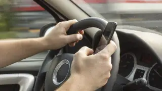 Смартфон за рулем: какой за это штраф, напомнили водителям в полиции Алматы