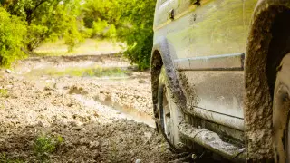 Что делать, если авто застряло в грязи: советы эксперта