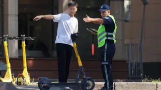 Полиция Алматы останавливает мопедистов и самокатчиков