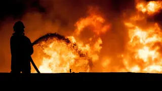 Крупный пожар возник на одном из складов в Алматы